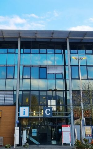 Eingang Curamedio Hausarztpraxis